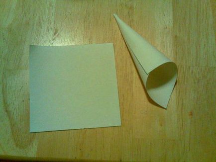 Cum sa faci un con de hârtie pentru pomul de Crăciun cu mâinile