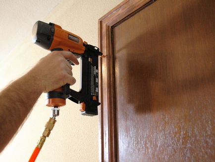Cum se instalează asieta pe ușă - tipuri de reguli de încasare și de instalare