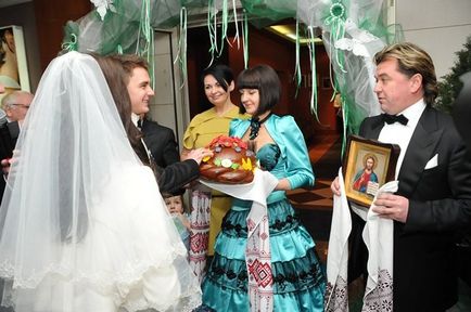 Cum să îndeplinească părinții tinerii căsătoriți după biroul grefierului, cu o pâine și o pictogramă, tradiție