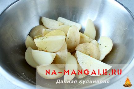 Cartofi copți în jachete lor în cuptor pentru a coace ca un întreg și felii