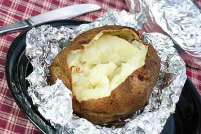 Cartofi copți în jachete lor în cuptor pentru a coace ca un întreg și felii