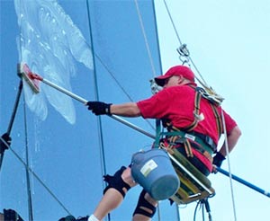 Spalare ferestre si fatade cu mâinile lor ca lucreaza alpiniști