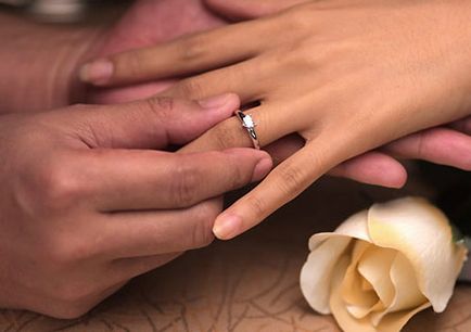 La un deget purta inele de logodna pe o mână, portal de nunta