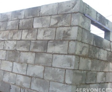 Construcția garaj de blocuri de spumă 8x10 cu mâinile lor