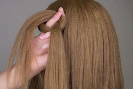 Coafuri ondulație în păr mediu și lung (foto)