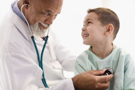 Copilul se teme de medici care fac articol