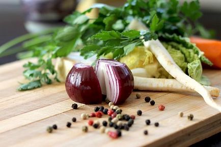 Retete Salata Mimosa cu alimente conservate - un pas cu pas video de gătit și (conserve) Mimosa rețete salata cu alimente conservate - și pas cu pas de gătit video