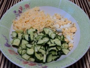 Salata cu castravete proaspăt și brânză de ou