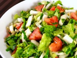 Salata cu roșii și varză