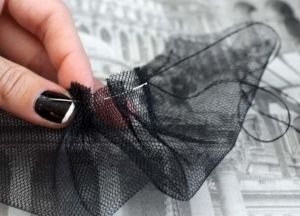 Pălării cu mâinile lor (lipite peste cu pânză neagră) Pălării cu mâinile lor
