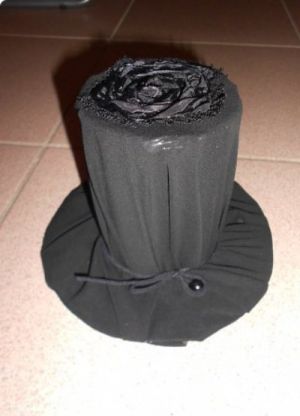 Pălării cu mâinile lor (pasta de adeziv negru) Pălării cu mâinile lor
