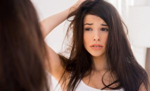 Mult păr cad - posibile cauze si tratamente pentru caderea parului