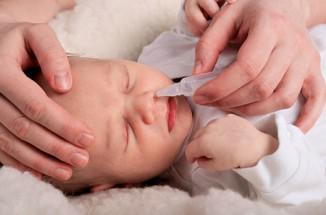 Remediu pentru rece comune pentru copii de până la un an pentru a trata un nas care curge într-un copil