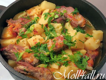 Cartofi la cuptor cu carne - un coaste de porc delicioase cu reteta de cartofi cu o fotografie