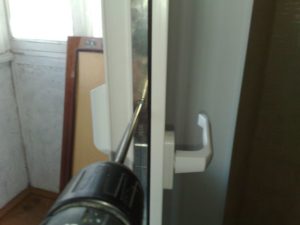 Instalarea usa de la balcon cu o fereastră cu mâinile (usa) Instalarea usa de la balcon cu o fereastră cu mâinile