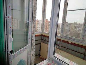 Instalarea usa de la balcon cu o fereastră cu mâinile
