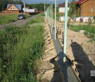 Stabilirea fundației pentru un gard, caz țară (fundație) Stabilirea fundației pentru un gard, caz țară
