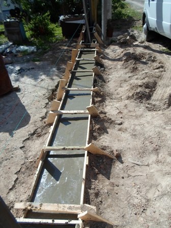 Stabilirea fundației pentru un gard, țară materie (stabilind bazele pentru un gard) Stabilirea fundației pentru un gard, caz țară