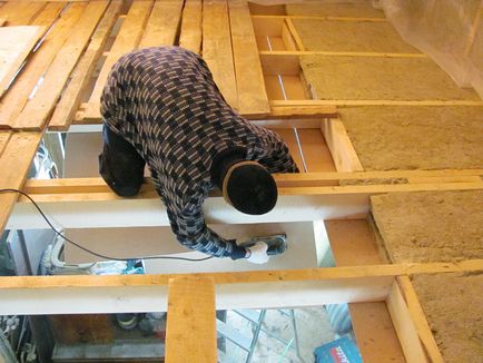 Izolarea termică a tavanului ca corect sub acoperiș rece decât montat în interiorul unei structuri și styling