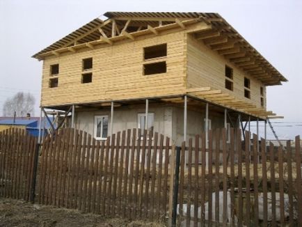 Al doilea etaj al casei cu mâinile proprii, portalul său de construcție