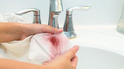 8 Metode de modul în care să se spele sângele petelor proaspete și vechi