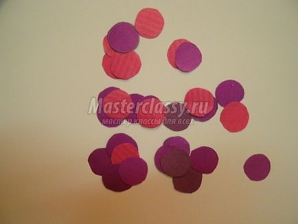 Aplicarea de hârtie colorată - un buchet de liliac pentru mama