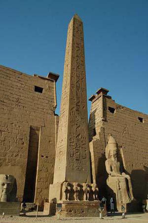 element arhitectural, care a venit de Obelisc egiptean antic - o