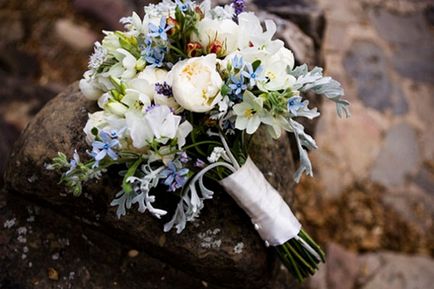 Flori pentru o fotografie de nunta de buchet de mireasa frumoasa lui