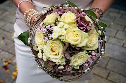 Flori pentru o fotografie de nunta de buchet de mireasa frumoasa lui
