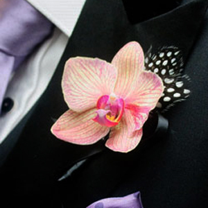 Boutonniere cu mâinile lor materiale și o colecție de inspirație a face