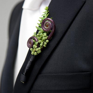 Boutonniere cu mâinile lor materiale și o colecție de inspirație a face