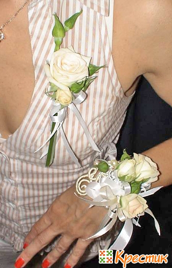 Boutonniere mire cu mâinile lor