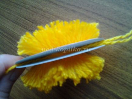 Pui de pomponuri cu mâinile lor (de lichidare în mod uniform firul) Pui de pomponuri cu mâinile lor