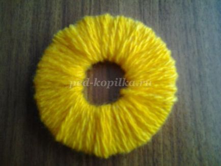 Pui de pomponuri cu mâinile lor (mâini) Pui de pomponuri cu mâinile lor