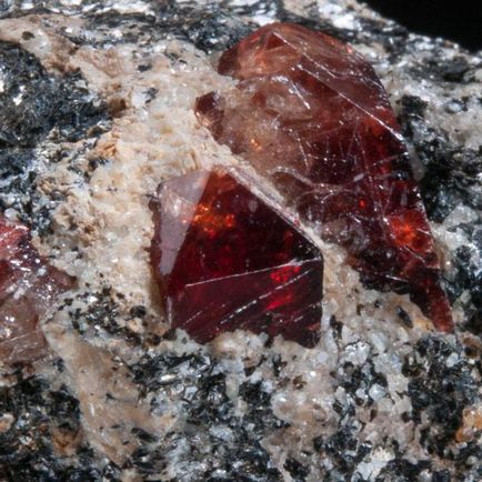 Zircon - este o caracteristică a utilizării pietrei (utilizarea) Zircon - este o caracteristică a utilizării pietrei