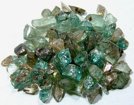 Zircon - este o caracteristică a utilizării pietrei