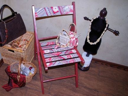 Scaun Decupaj cu mâinile pentru a decora fotografii ca un vechi servetele scaun de lemn, pas cu pas
