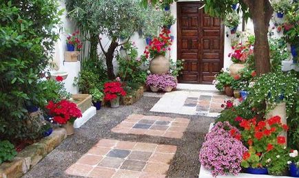 paturi de aranjamente florale din curtea unei case private - în căutarea video stilul său