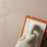 Etapele de recuperare a ipsosului au căzut departe de perete (peretele) Etapele de recuperare a tencuiala a căzut departe de perete