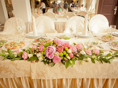 Florarii si aranjamente florale intr-un decor de nunta