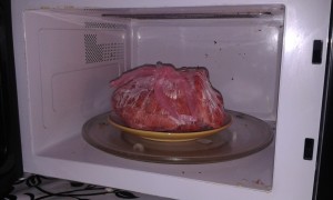 Cât de repede dezghețați carne în cuptorul cu microunde fără ea