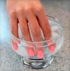 Cum să se usuce repede unghiile cu uscator de unghii la domiciliu, cu ajutorul apei reci și ulei, video