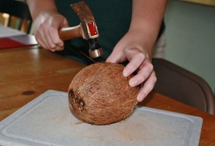 Cum se curata o nuca de cocos la domiciliu, cu ajutorul fondurilor disponibile