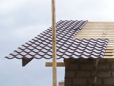 Cum să acopere acoperișul cu instrucțiunile de material pentru acoperișuri corespunzător detaliate cu fotografii și clipuri video de la experții de conducere