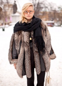 Cum de a purta o esarfa cu o haină de blană, arta de a fi femeie