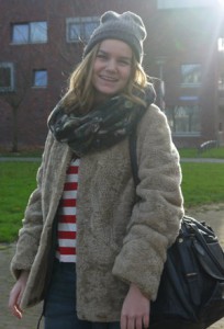 Cum de a purta o esarfa cu o haină de blană, arta de a fi femeie
