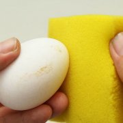Cum de a determina vârsta unei găini ouătoare sau obișnuită și cum să se facă distincția vechi de tineri atunci când cumpără (cu