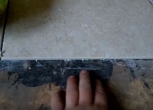 Cum de a pune o țiglă pe o podea de lemn