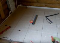 Cum de a pune o țiglă pe o podea de lemn