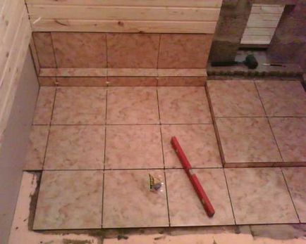 Cum de a pune o țiglă pe podea din lemn și nuanțele etapelor de lucru în baie